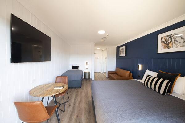 Superior room view to door